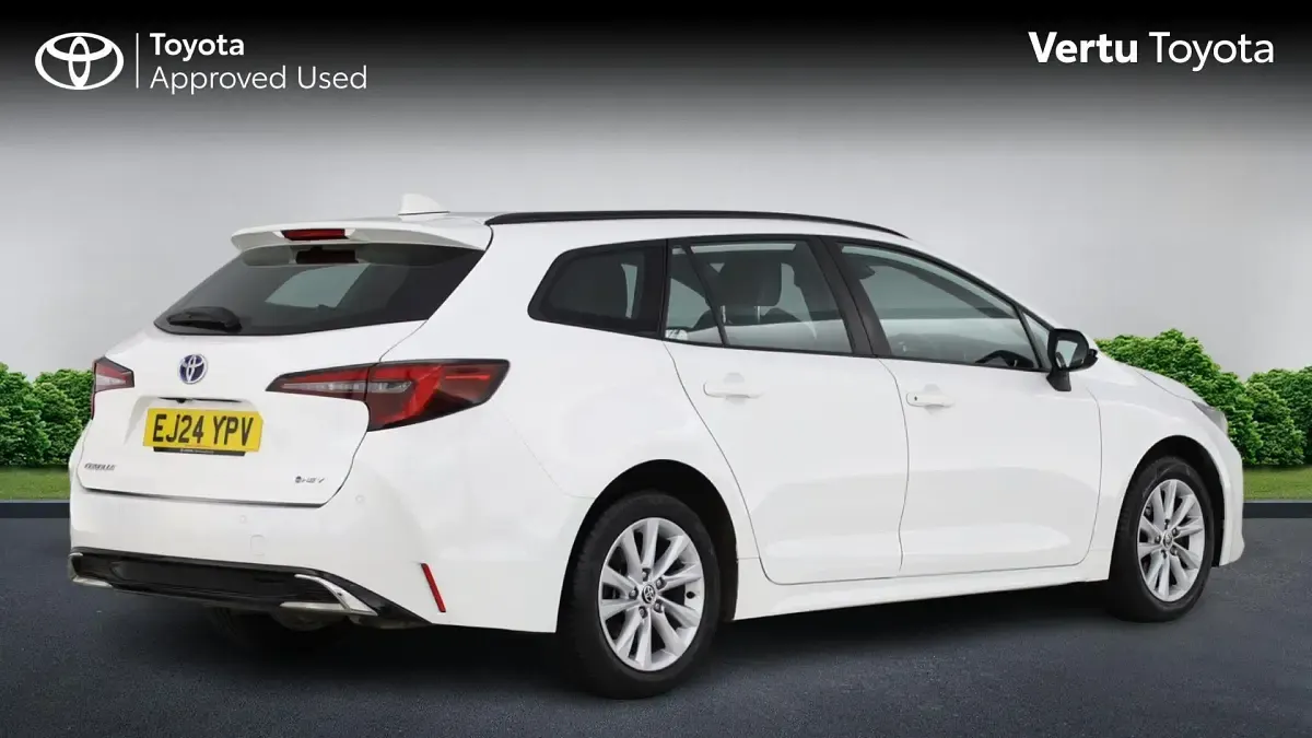Used Toyota Corolla 140 HP (102 kW) 2024 Pure white (solid paint) Estate