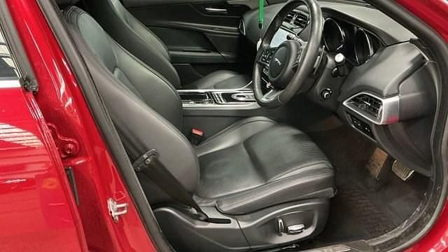 Begagnad Jaguar XE Portfolio 200 HK (147 kW) 2019 Röd Sedan