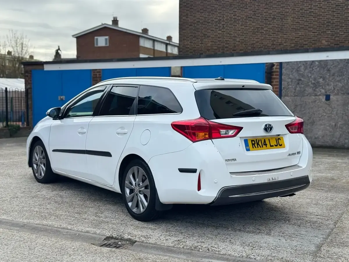 Used Toyota Auris Hybrid 136 HP (100 kW) 2014 White Estate