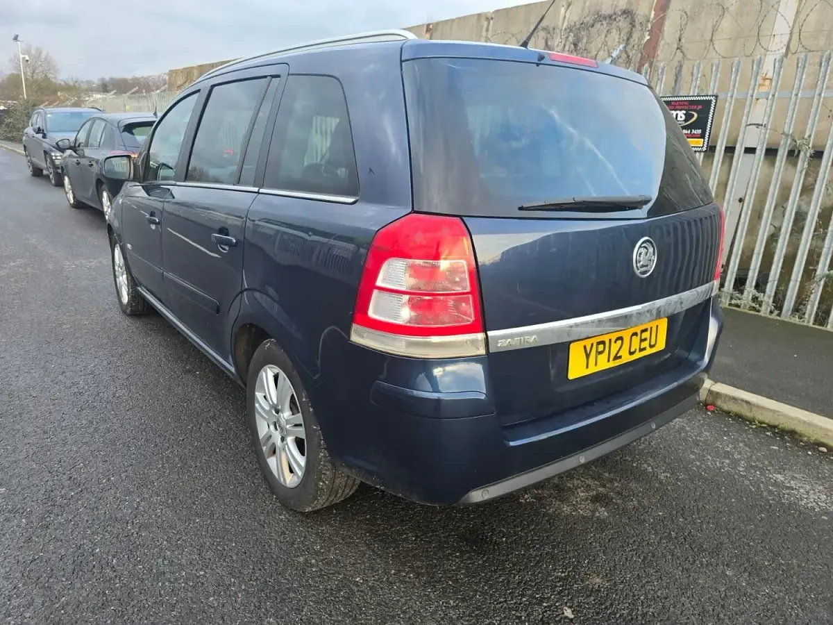 Used Vauxhall Zafira Design Edition 115 HP (84 kW) 2012 Blue MPV
