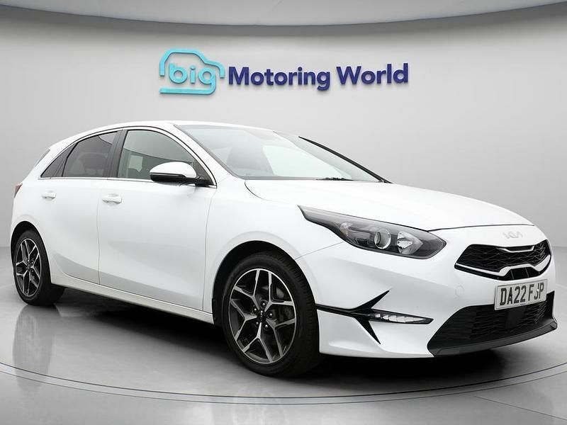 White Used 2022 Kia Ceed 3 Hatchback | £12,200 (Good price) - Image 1/4