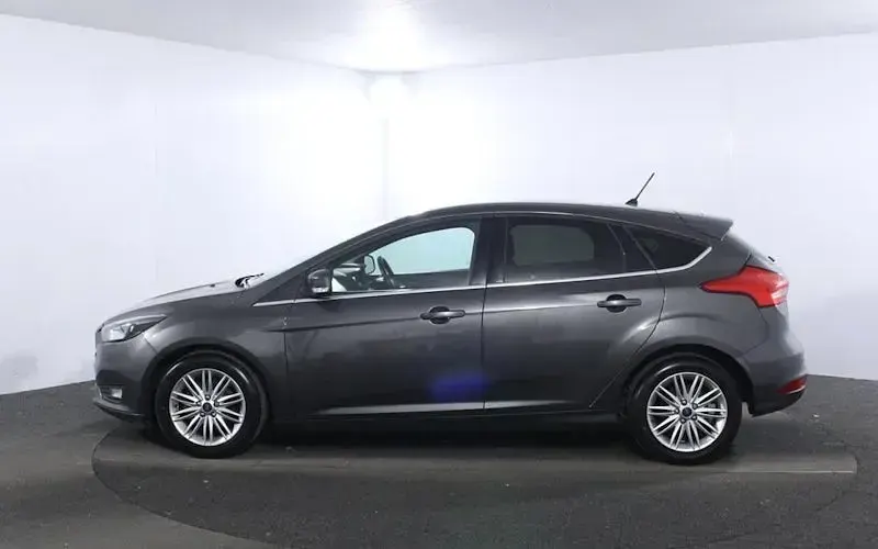 Usado Ford Focus Zetec 125 CV (91 kW) 2017 Gris Utilitario