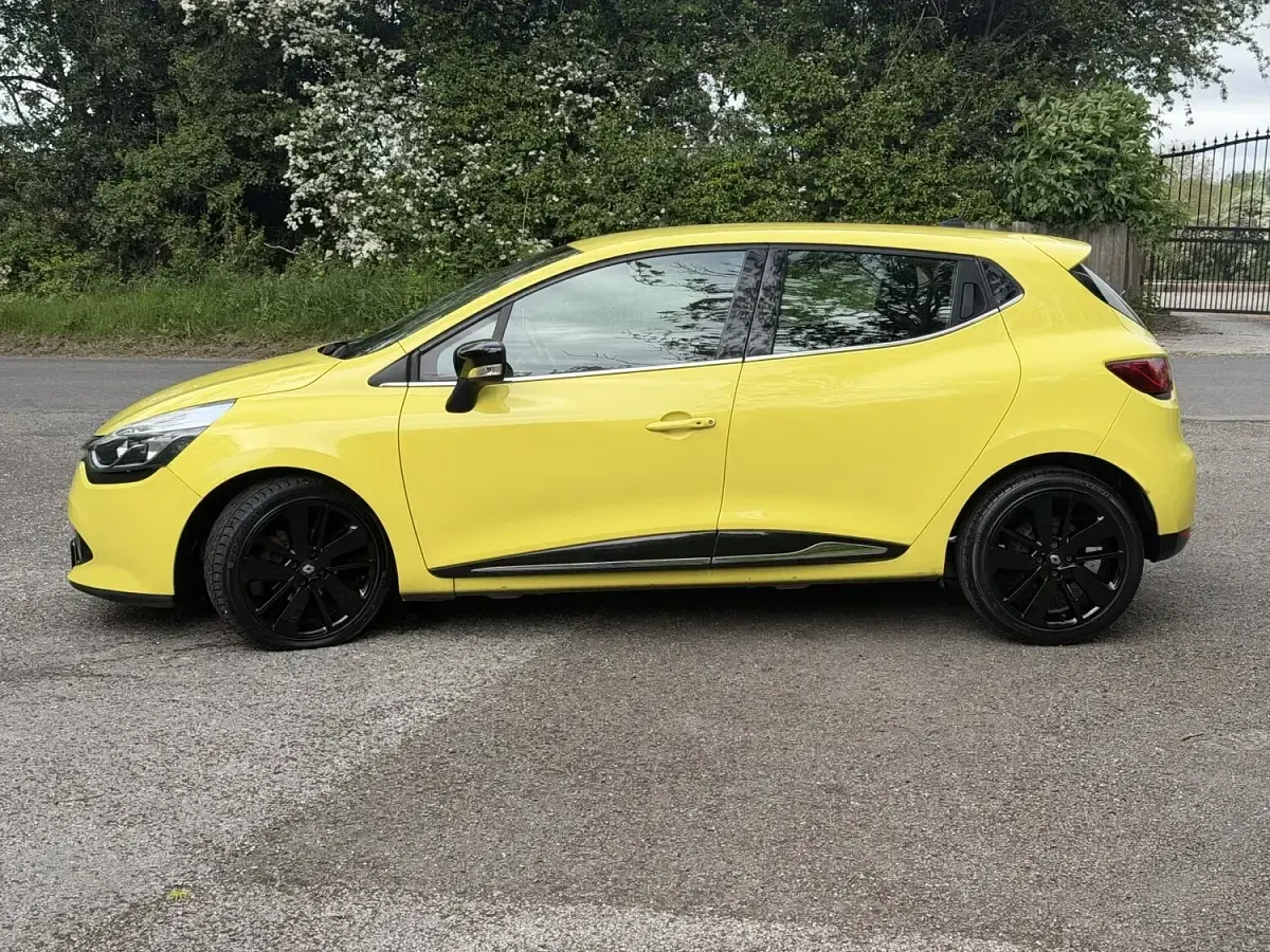 Used Renault Clio IV Dynamique 90 HP (66 kW) 2014 Yellow Hatchback