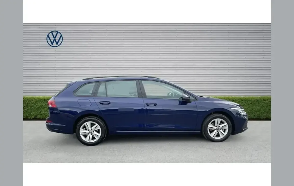 Used VW Golf VIII Life 110 HP (80 kW) 2023 Blue Estate
