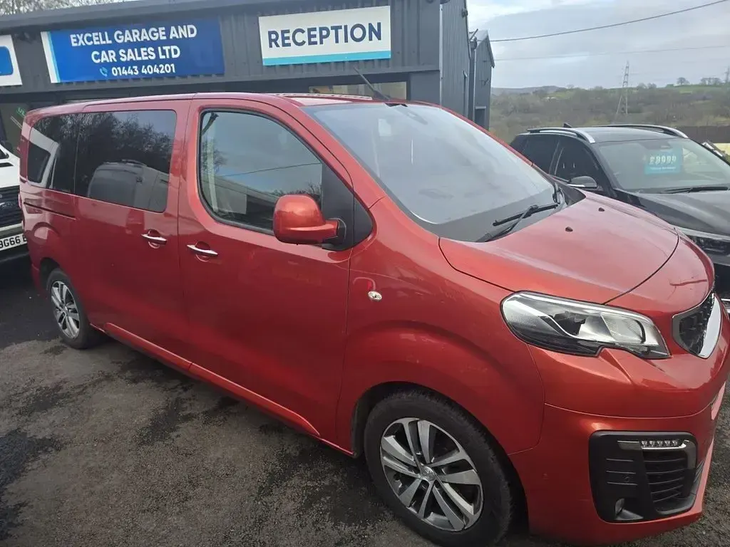 Begagnad Peugeot Traveller Allure 180 HK (132 kW) 2018 Röd Minibuss