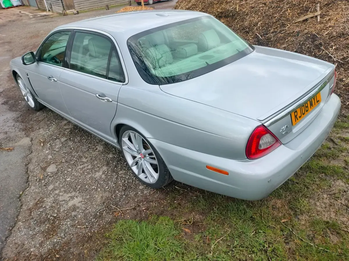 Usado Jaguar XJ Sovereign 204 HP (150 kW) 2008 Prateado Sedan