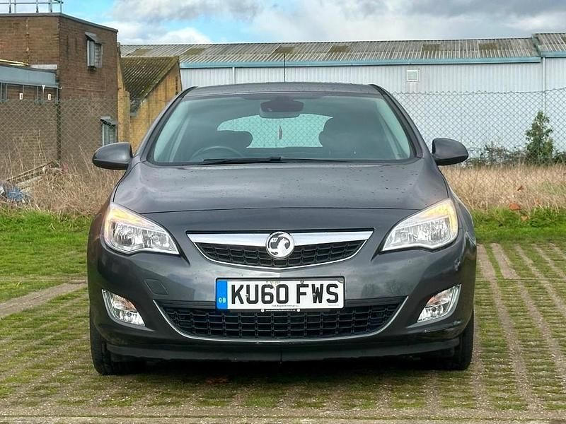 Used Vauxhall Astra 138 HP (101 kW) 2010 Grey Hatchback