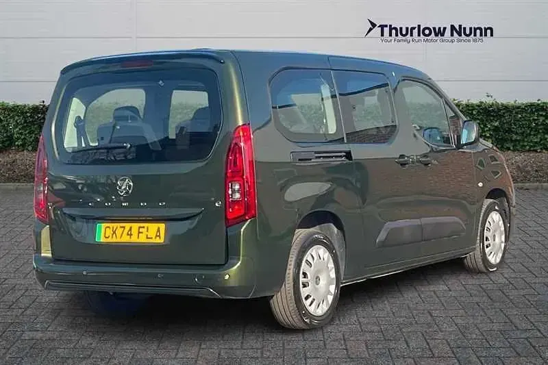 Używany Vauxhall Combo Design Edition 100 kW (136 KM) 2024 Zielony Minivan