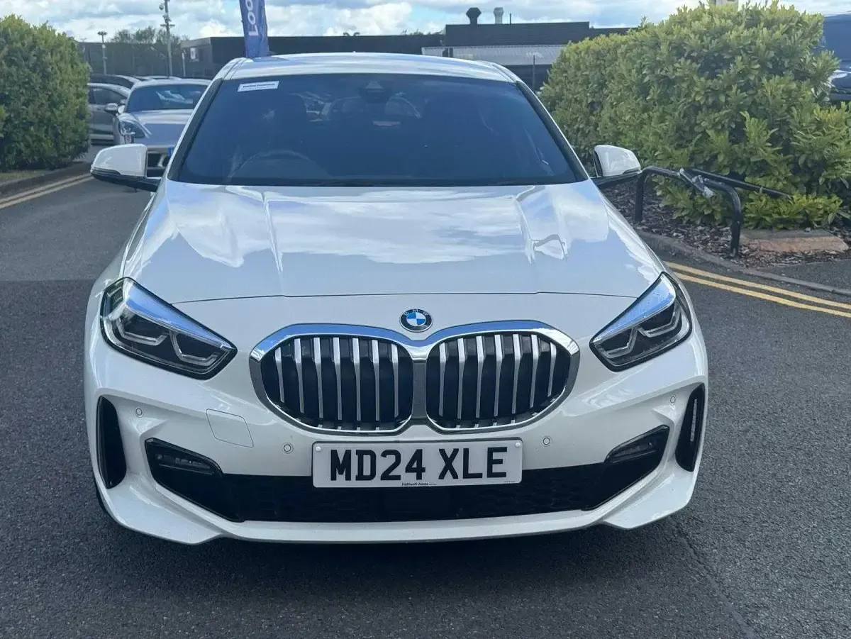 Usado BMW 118 M Sport 134 CV (98 kW) 2024 Blanco Utilitario