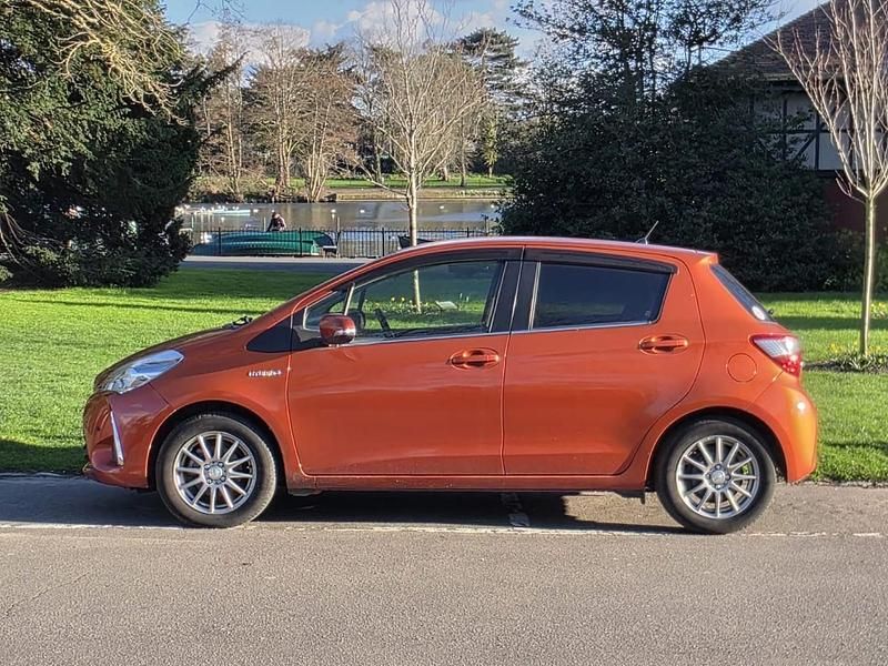 Second-hand Toyota Yaris Hybrid 2026 Portocaliu Hatchback