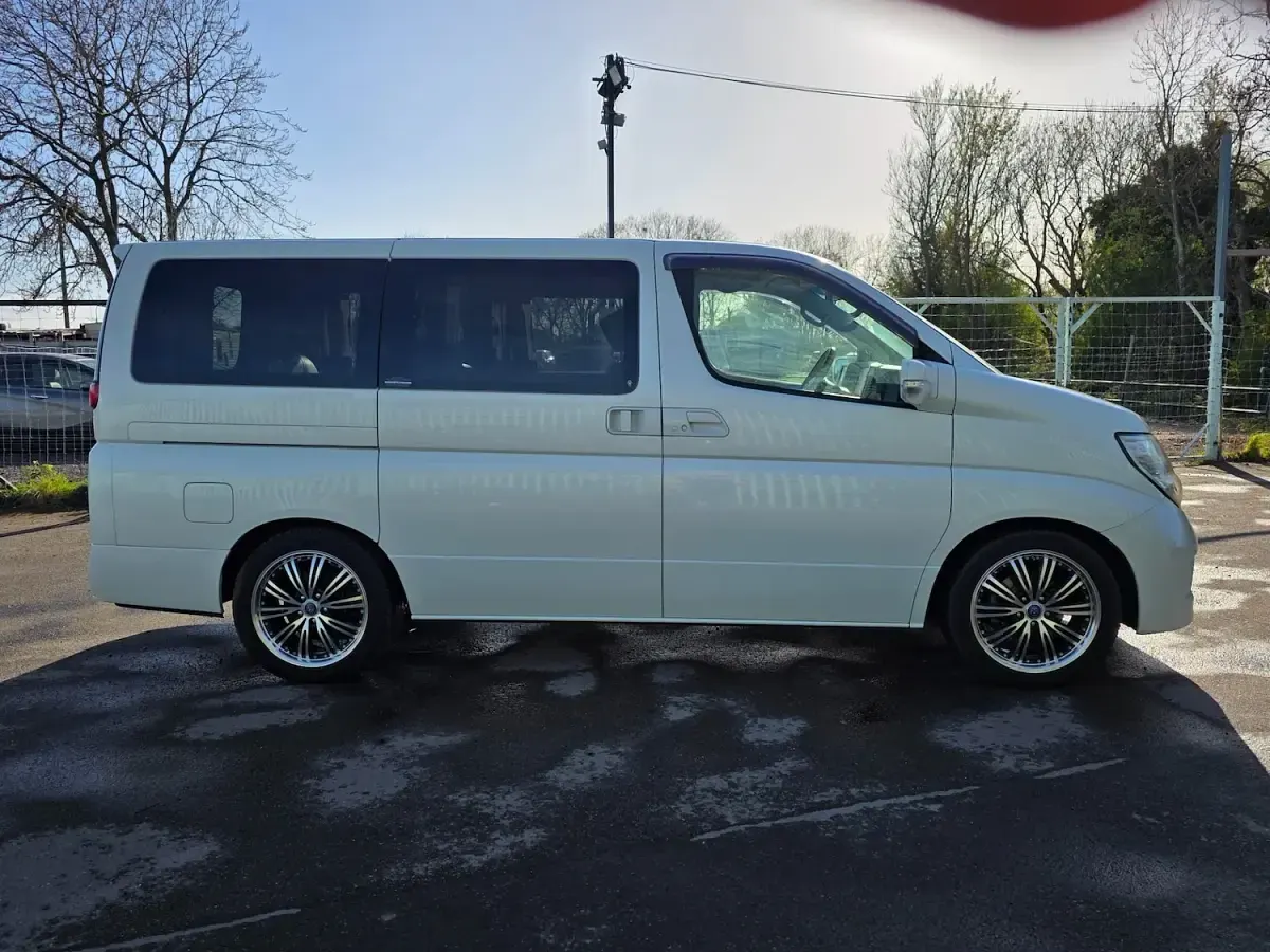Used Nissan Elgrand 2008 White MPV