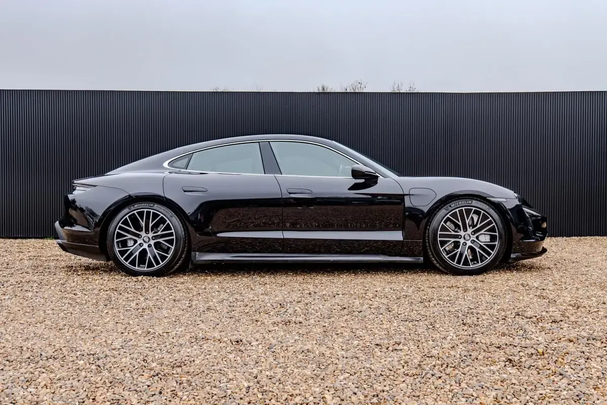 Usado Porsche Taycan Performance Package 500 kW (680 CV) 2020 Negro Berlina