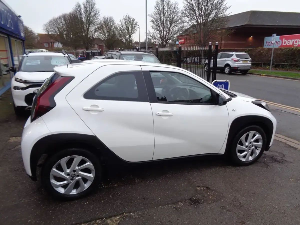 Used Toyota Aygo X PURE 72 HP (52 kW) 2022 White SUV