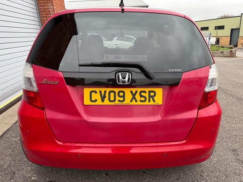 Begagnad Honda Jazz EX 100 HK (73 kW) 2009 Röd Halvkombi