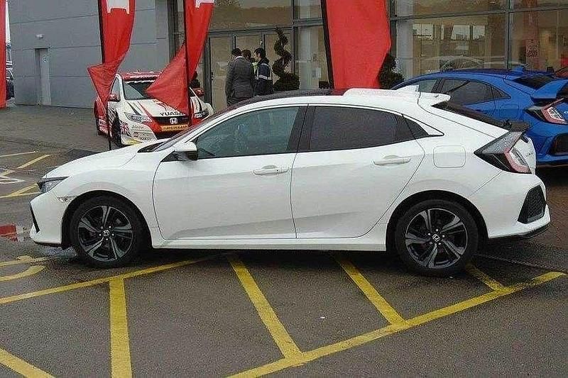 Begagnad Honda Civic EX 129 HK (94 kW) 2017 Vit Halvkombi