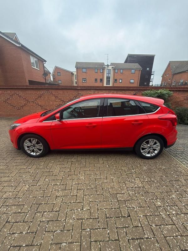 Used Ford Focus Titanium 105 HP (77 kW) 2014 Red Hatchback