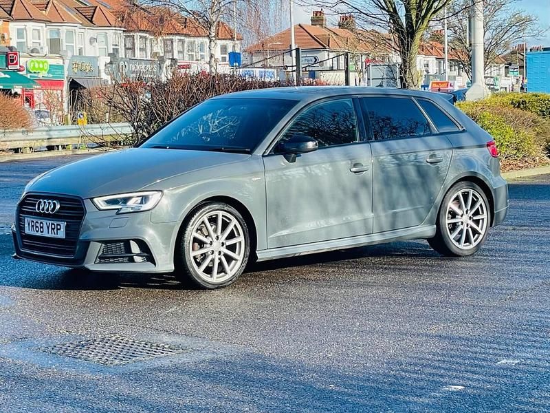 Usado Audi A3 Black Edition 150 HP (110 kW) 2018 Cinzento Sedan