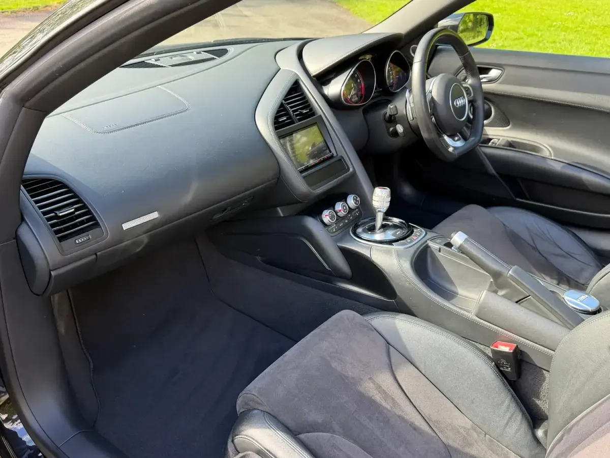 Begagnad Audi R8 Spyder Design 525 HK (386 kW) 2014 Svart Cab