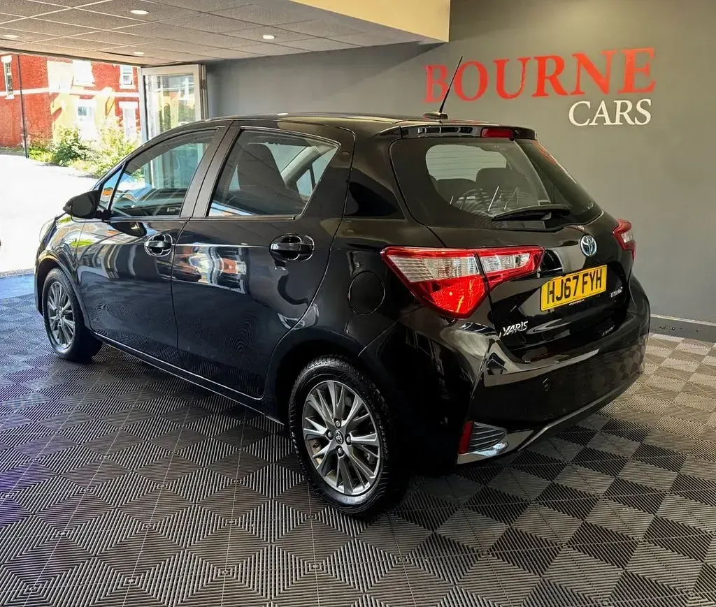 Used Toyota Yaris 100 HP (73 kW) 2017 Black Hatchback