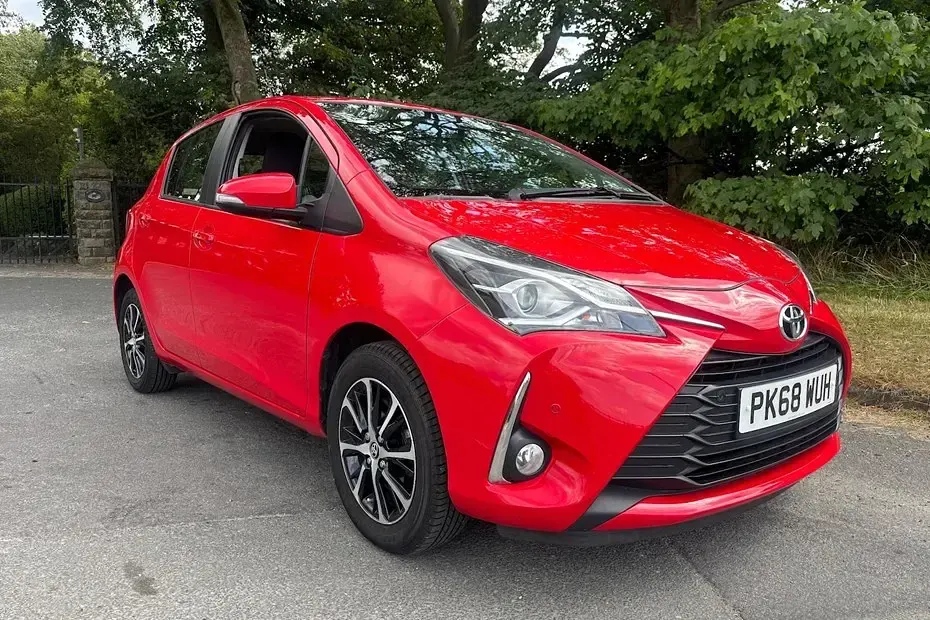Used Toyota Yaris 111 HP (81 kW) 2018 Red Hatchback
