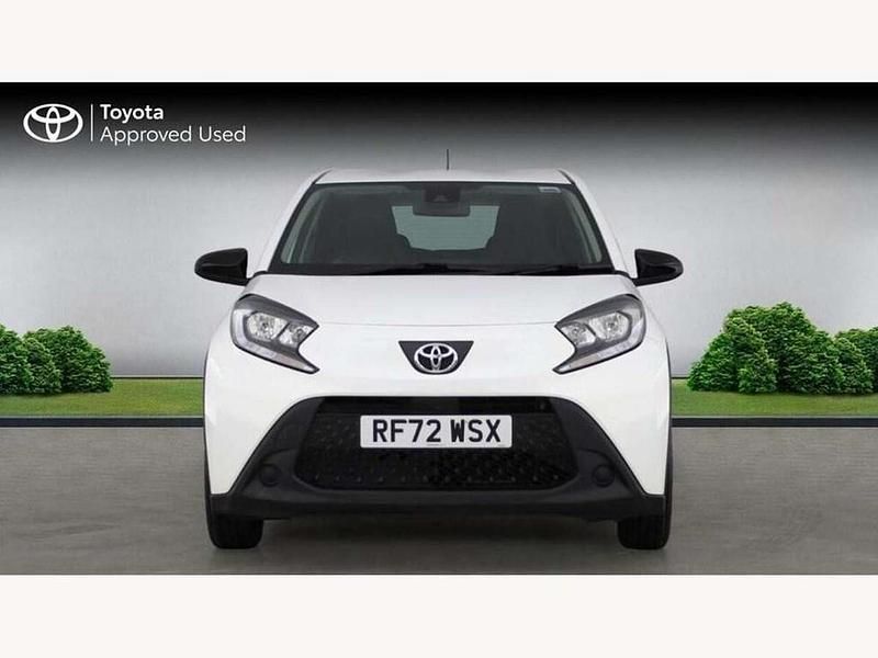 Used Toyota Aygo X PURE 72 HP (52 kW) 2023 White SUV