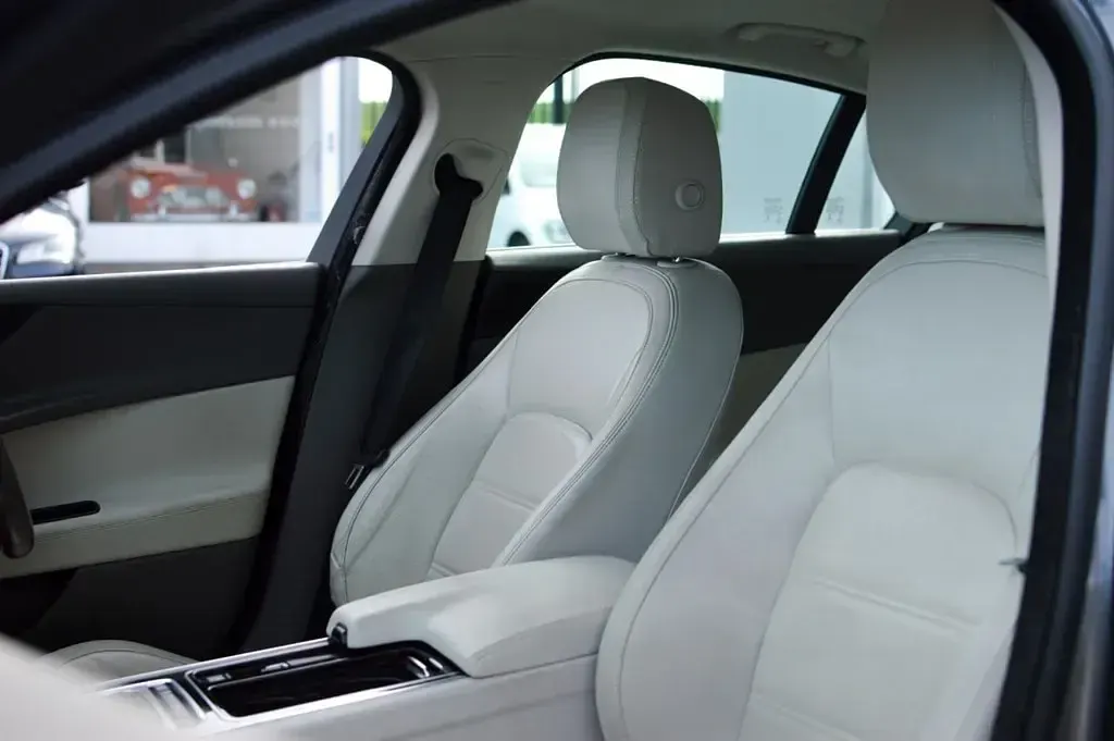 Używany Jaguar XE Prestige 250 KM (183 kW) 2018 Szary Sedan/Limuzyna