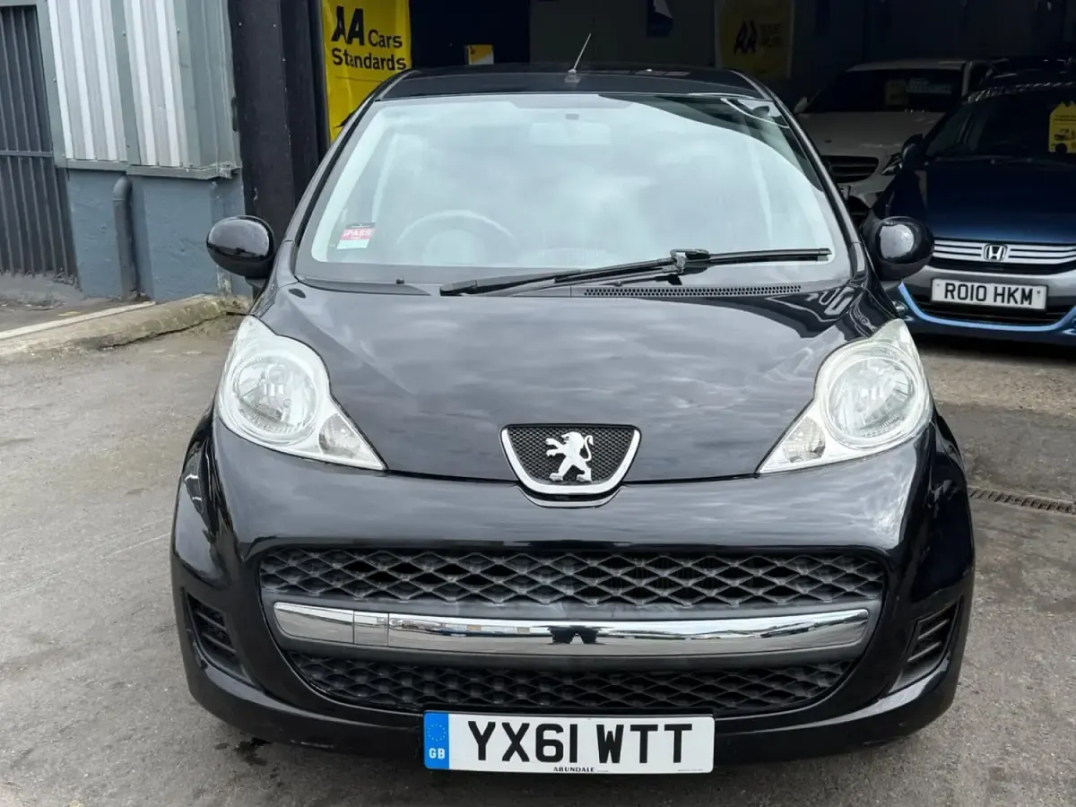 Begagnad Peugeot 107 68 HK (50 kW) 2011 Svart Halvkombi