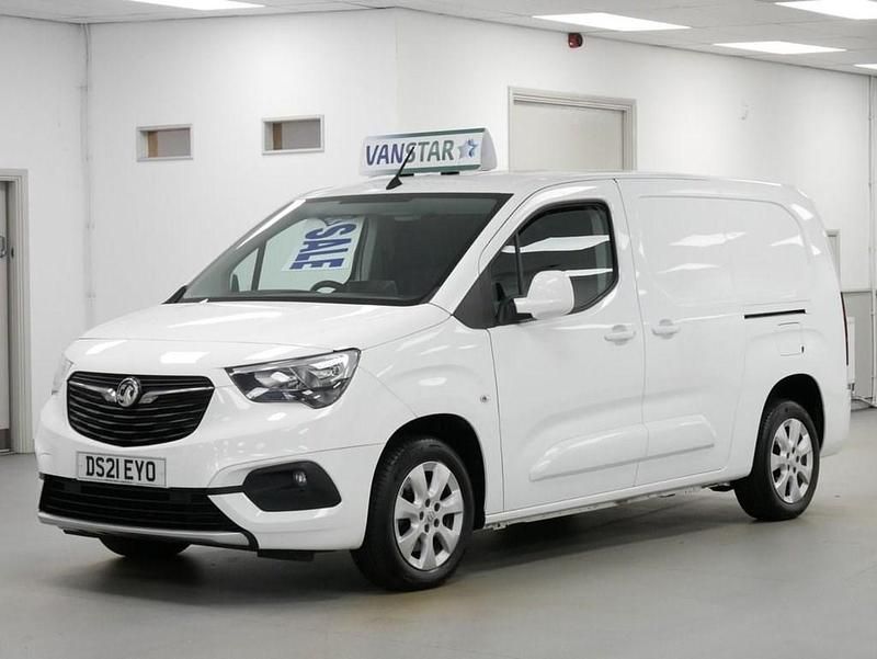 White Used 2021 Vauxhall Combo Edition MPV | £11,689 (Expensive) - Image 1/4