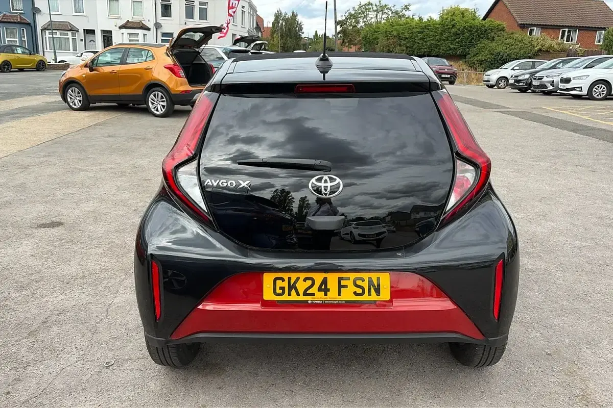 Used Toyota Aygo X 72 HP (52 kW) 2024 Red SUV