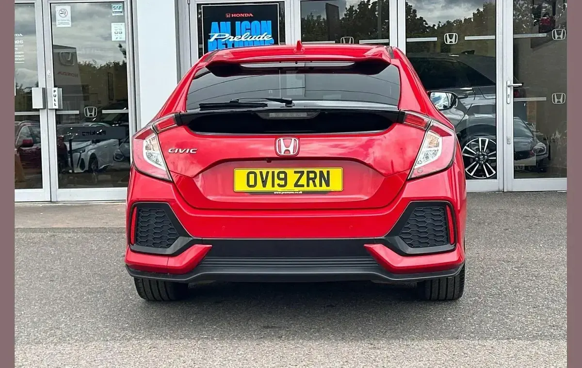 Używany Honda Civic Prestige 180 KM (132 kW) 2019 Czerwony Hatchback