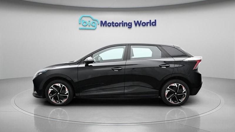 Begagnad MG MG4 EV SE 319 kW (435 HK) 2023 Halvkombi