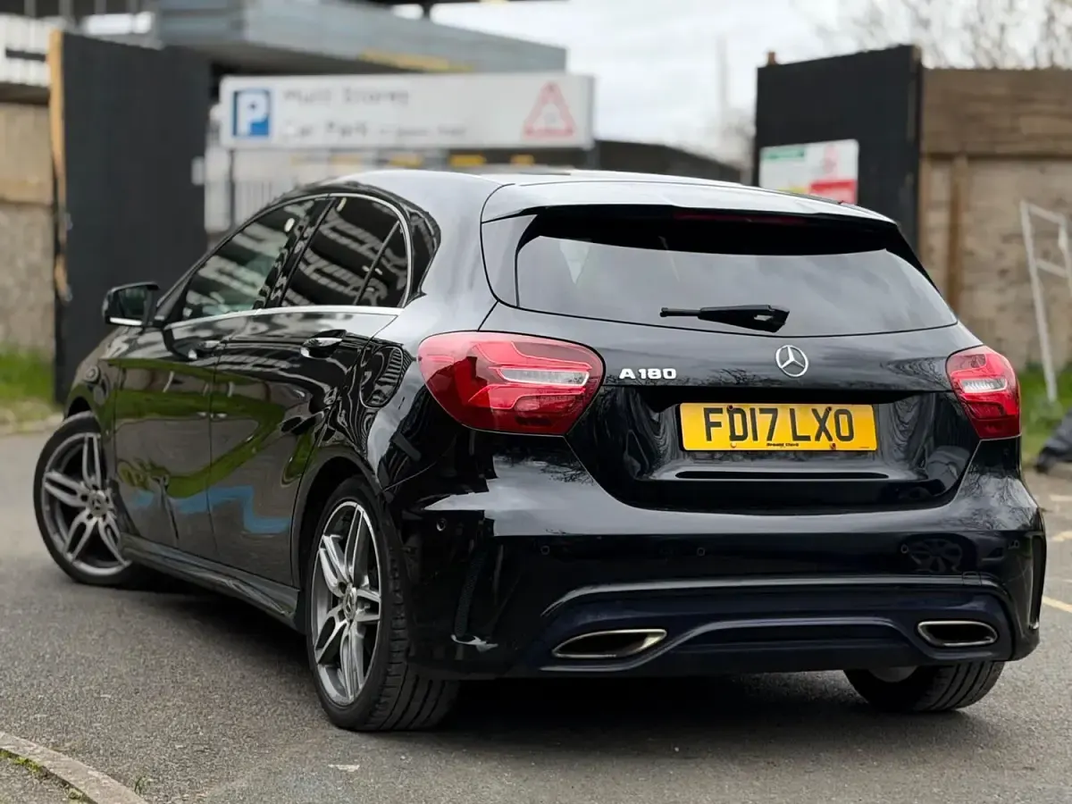 Begagnad Mercedes A180 AMG Line Premium 2017 Svart Halvkombi