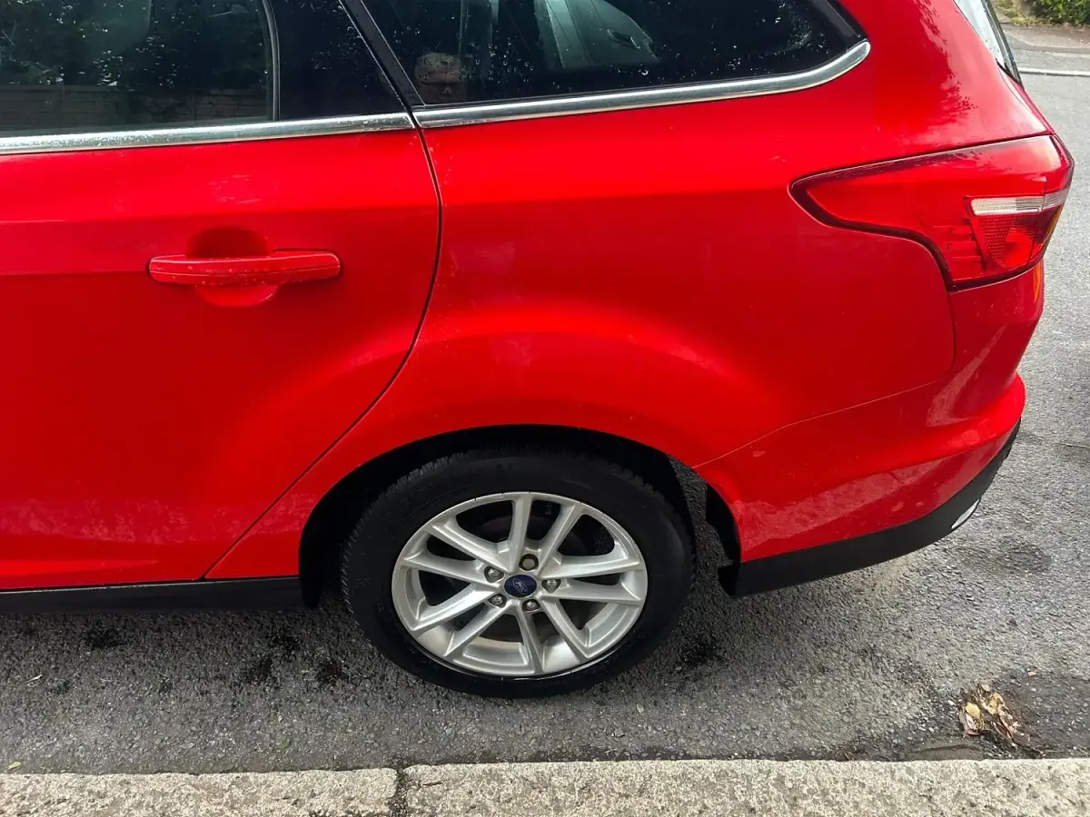 Used Ford Focus Zetec 125 HP (91 kW) 2015 Red Estate