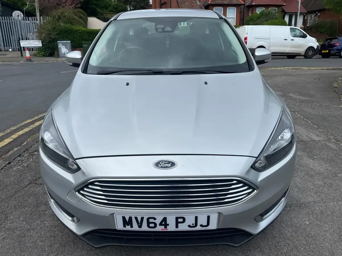 Usado Ford Focus Titanium 125 HP (91 kW) 2015 Prateado Citadino