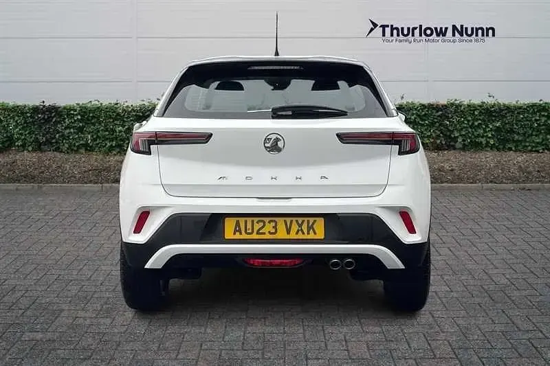 Second-hand Vauxhall Mokka Design Edition 136 CP (100 kW) 2023 Alb SUV