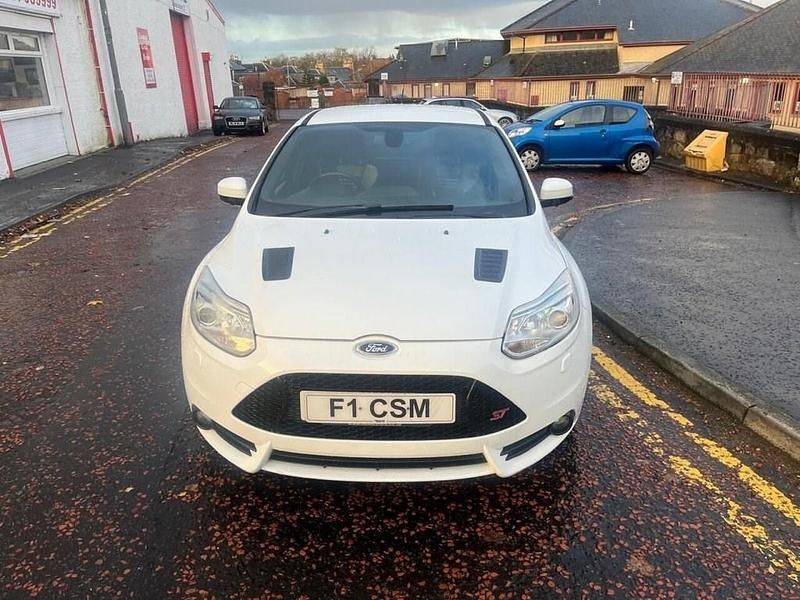 Used Ford Focus ST 250 HP (183 kW) 2012 White Hatchback