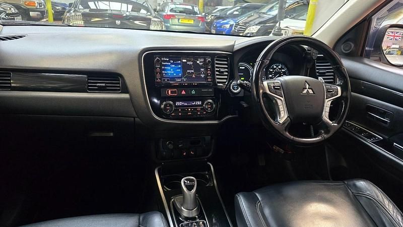 Used Mitsubishi Outlander P-HEV 2017 White Estate