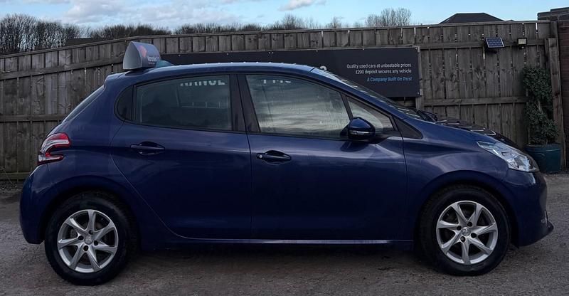 Gebraucht Peugeot 208 Active 115 PS (84 kW) 2014 Blau Kleinwagen