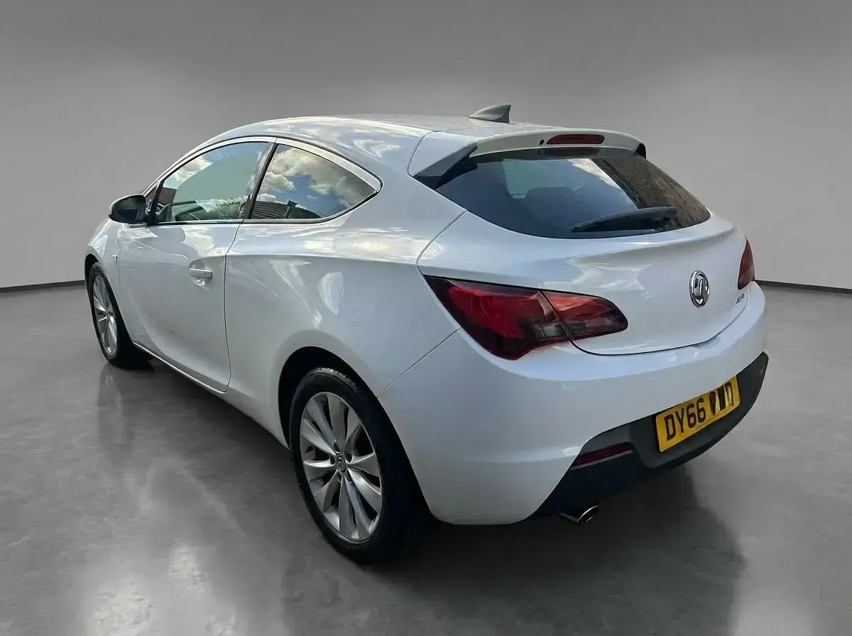 Usado Vauxhall Astra GTC SRi 2016 Branco Citadino