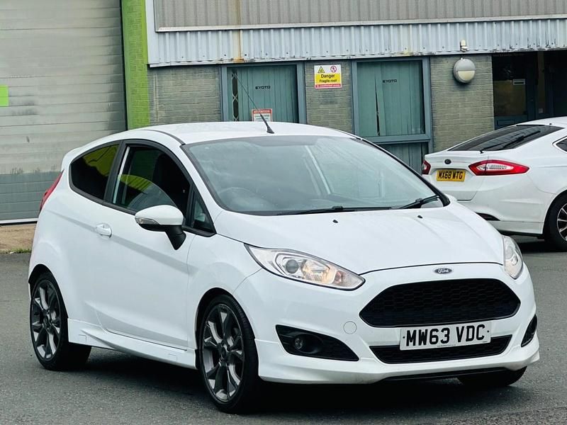 White Used 2013 Ford Fiesta Zetec Hatchback | £2,499 (Fair price) - Image 1/4