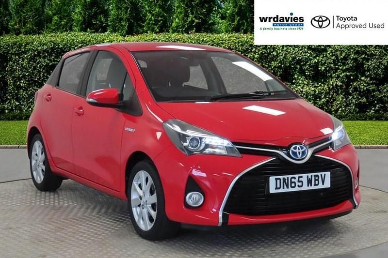 Red Used 2015 Toyota Yaris Hybrid Sport Hatchback | £11,495 (Fair price) - Image 1/1