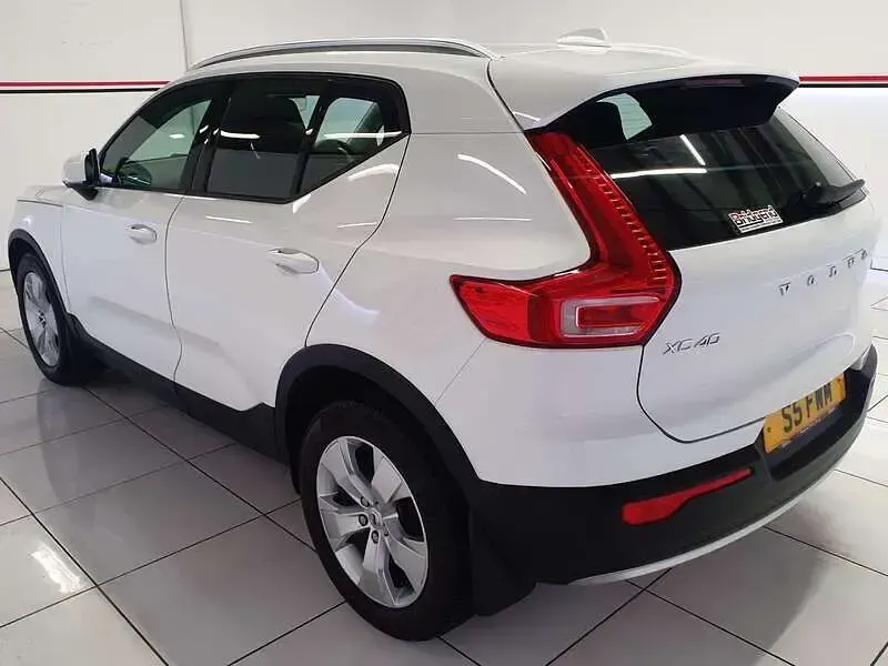 Used Volvo XC40 Momentum 160 HP (117 kW) 2021 White SUV