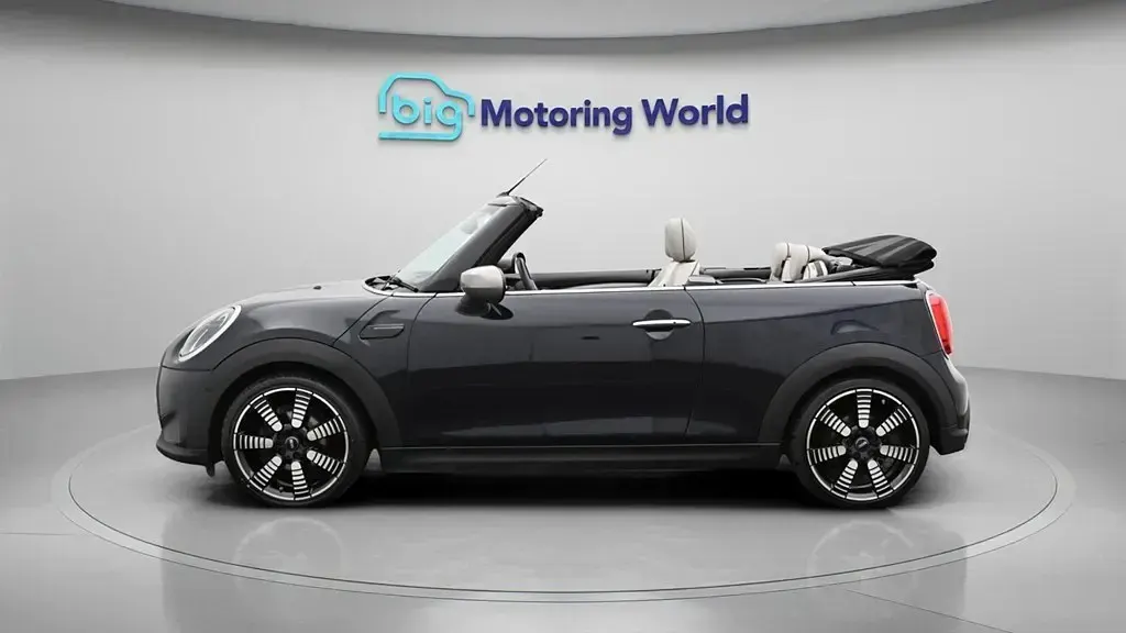 Usado Mini Cooper Cabriolet Exclusive 136 HP (100 kW) 2021 Preto Cabrios