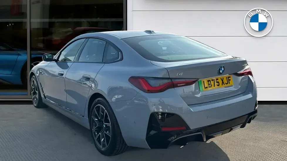 Usado BMW i4 M Sport 246 kW (335 CV) 2025 Gris Berlina