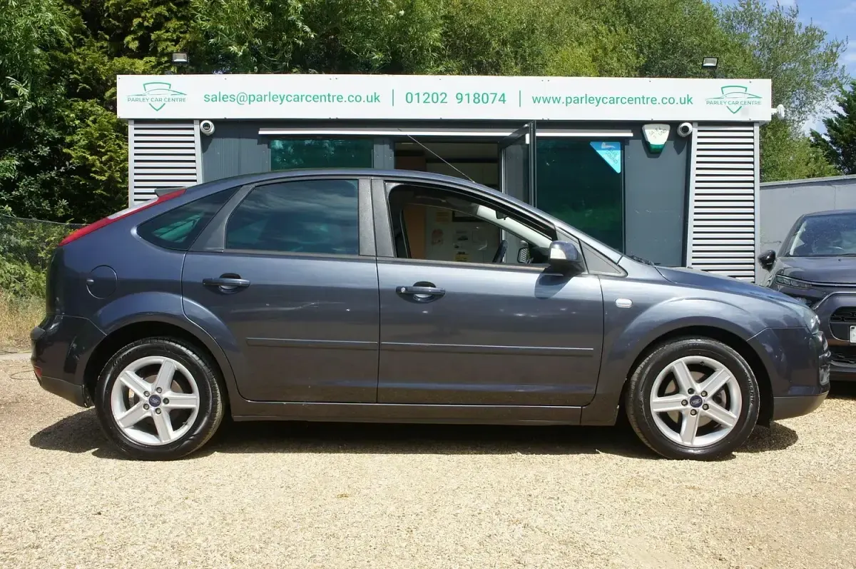 Used Ford Focus Titanium 115 HP (84 kW) 2007 Grey Hatchback