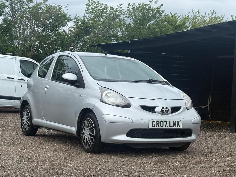 Begagnad Toyota Aygo 54 HK (39 kW) 2007 Silver Halvkombi