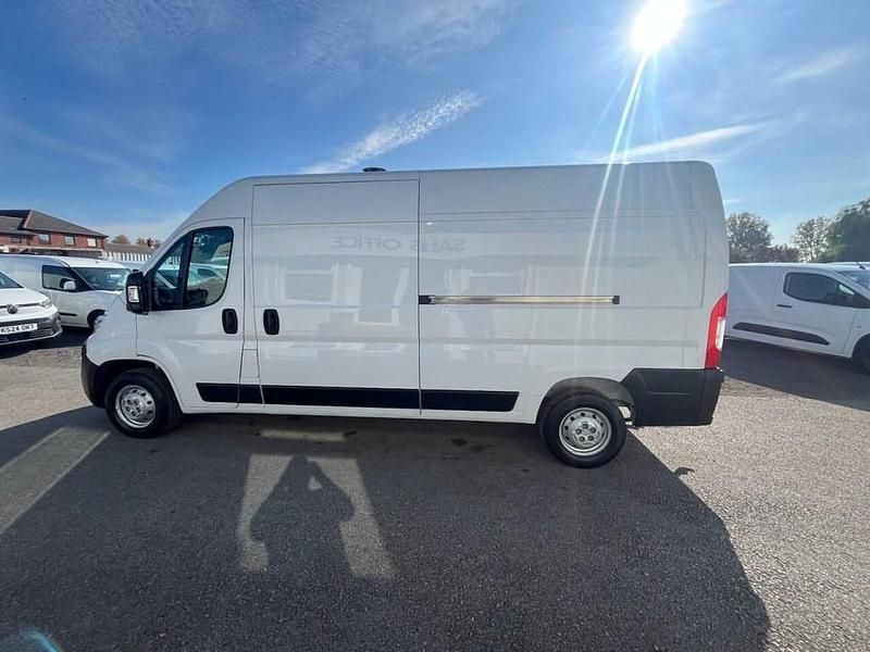 Used Vauxhall Movano 140 HP (102 kW) 2022 White MPV