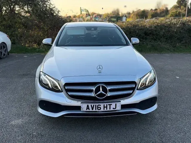 Usado Mercedes E220 SE 2016 Plateado Berlina