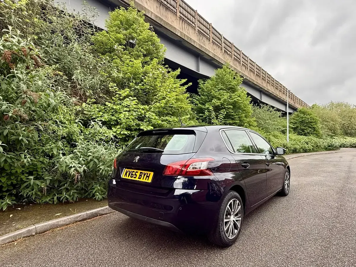Used Peugeot 308 Allure 120 HP (88 kW) 2016 Blue Hatchback
