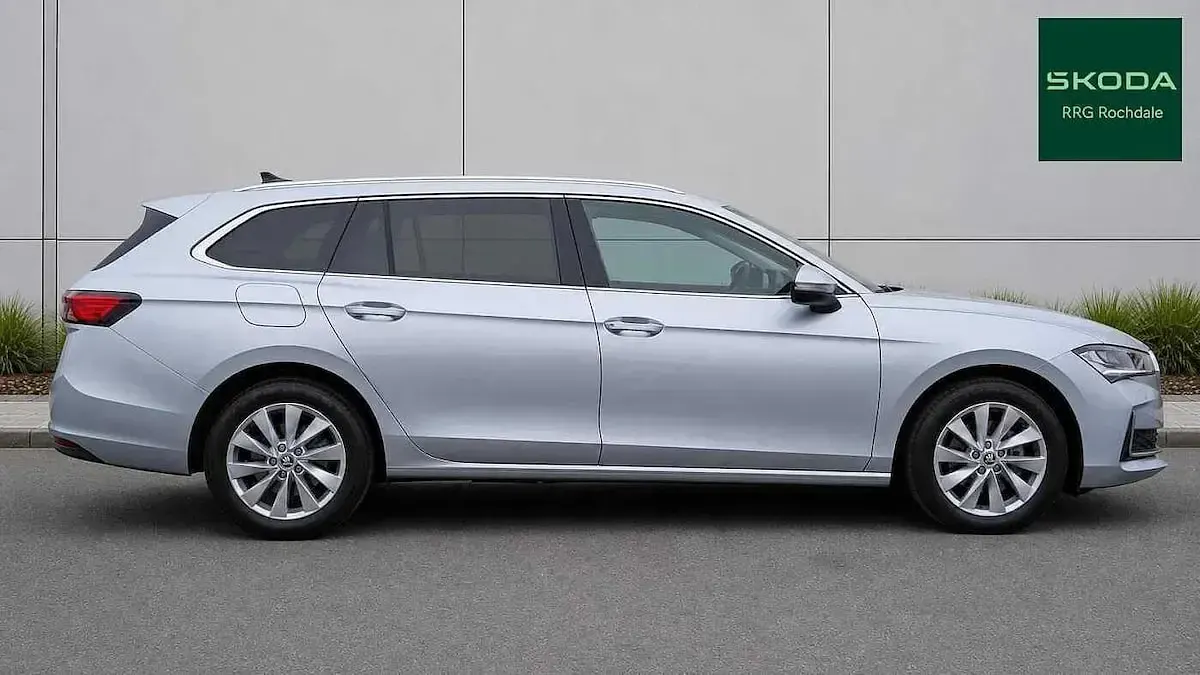 Used Skoda Superb SE Technology 147 HP (108 kW) 2025 Pebble silver metallic Estate